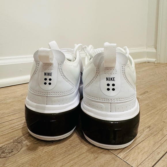 Nike Max: Women’s Size 7.5 Black and White - Picture 3 of 4